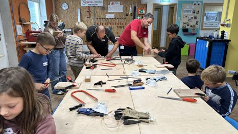 Kinder arbeiten gemeinsam mit Würth-Produktprofis beim KIKO-Workshop im Werkraum Melk an Holzprojekten
